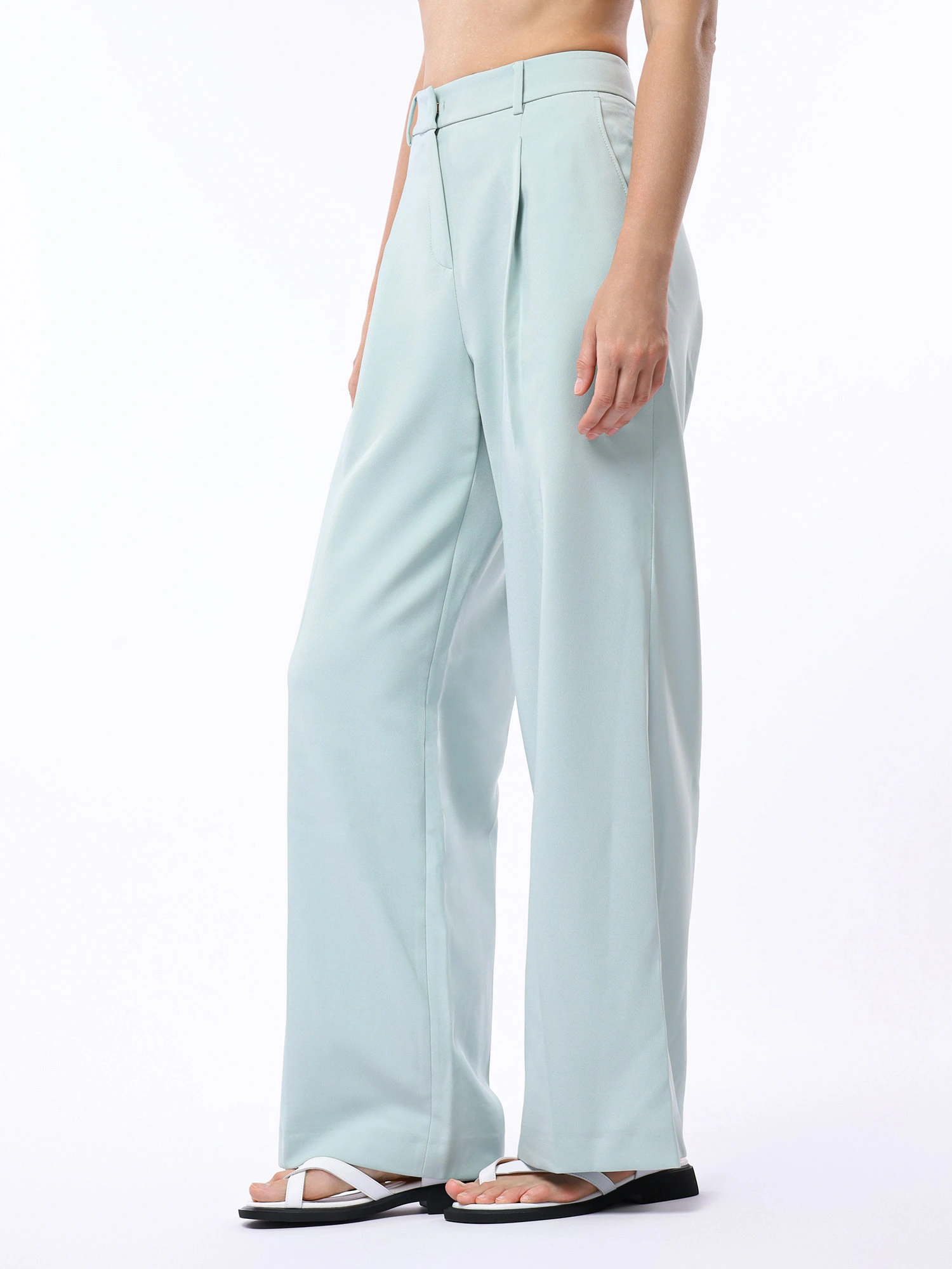 Брюки свободного кроя с завышенной талией